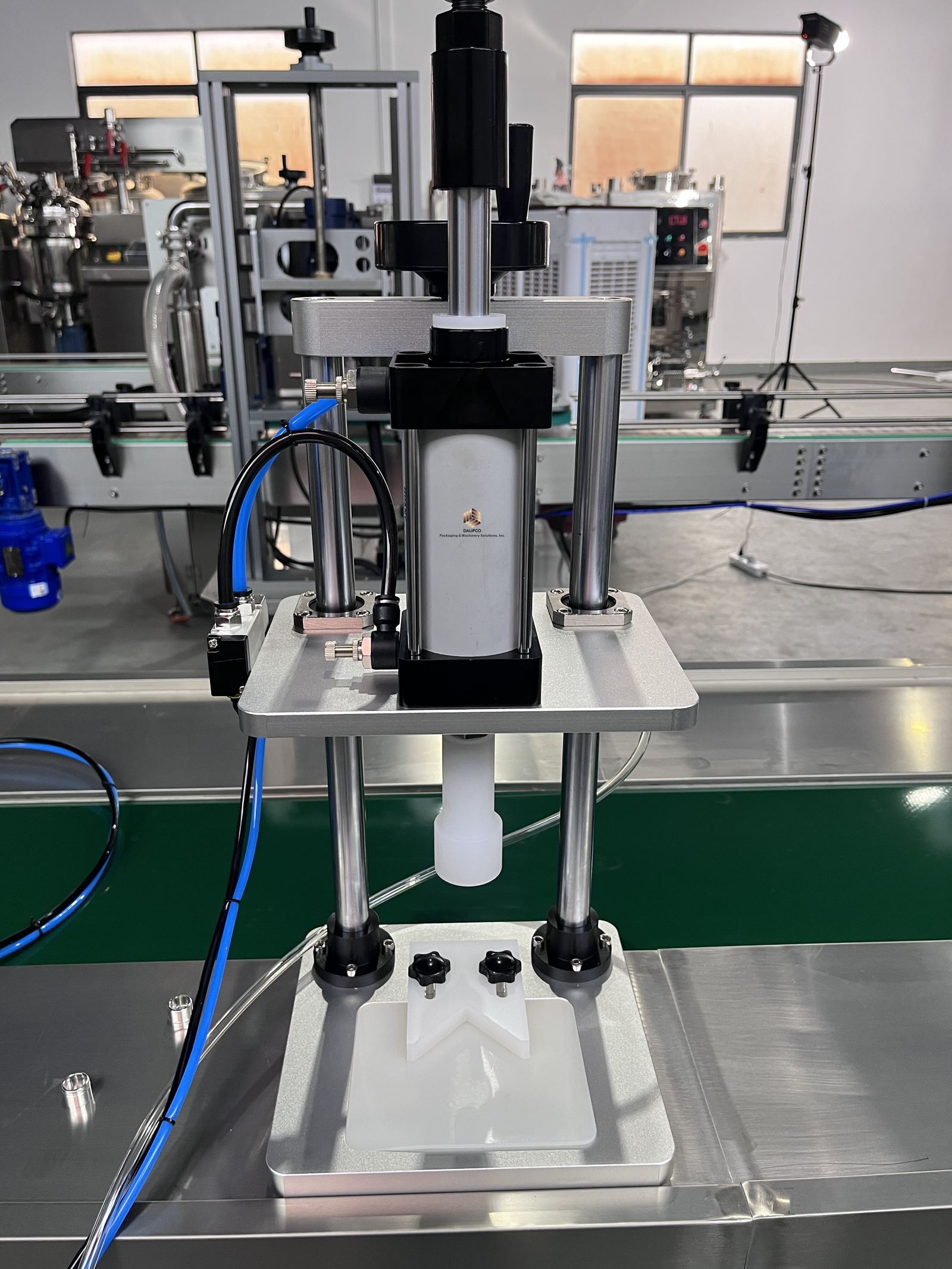Semi-automatic Pneumatic Perfume Pressing Capping Machine for Perfume Spray Bottles — overall machine view